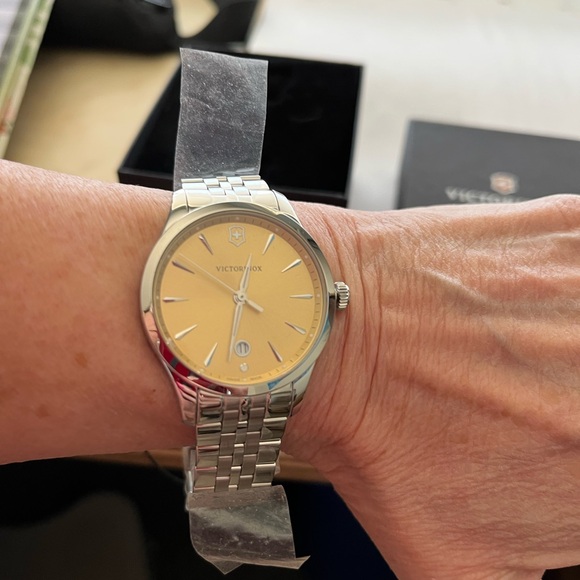 VICTORINOX SWISS ARMY WATCH CHAMPAGNE DIAL SAPPHIRE CRYSTAL NWT. GORGEOUS - Picture 11 of 11